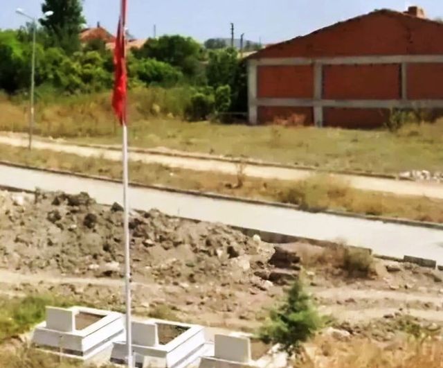 Emet'te yol ve inşaat arasında kalan 3 şehit mezarı ilçe şehitliğine nakledildi