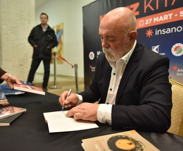 Ercan Kesal, Kepez Kitap Fuarı'nda okumanın ve yazarlığın önemini vurguladı