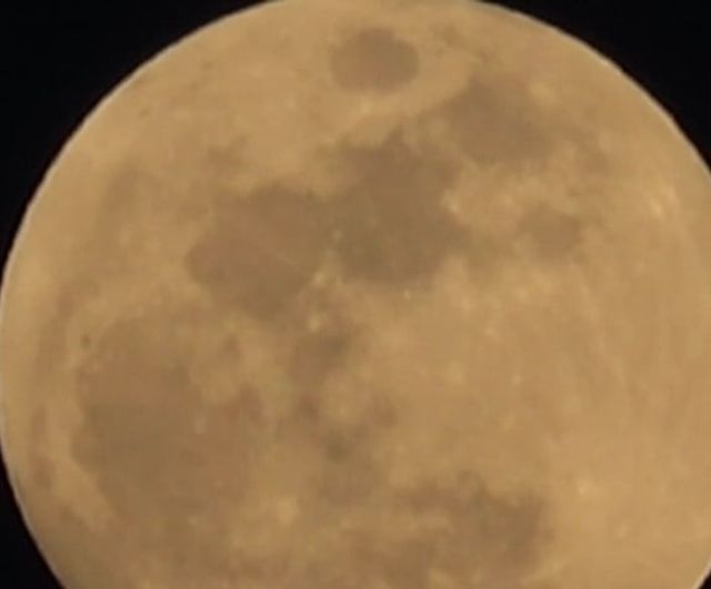 Erek Dağı’ndan yükselen 'Pembe Dolunay' Van'da baharın habercisi oldu