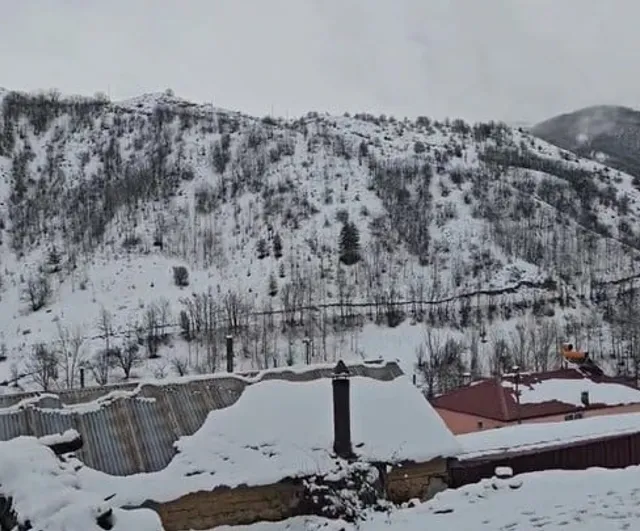 Erzincan'da Sıcaklık Düştü: Refahiye'de Kar Yağışı ve Ulaşım Aksamaları