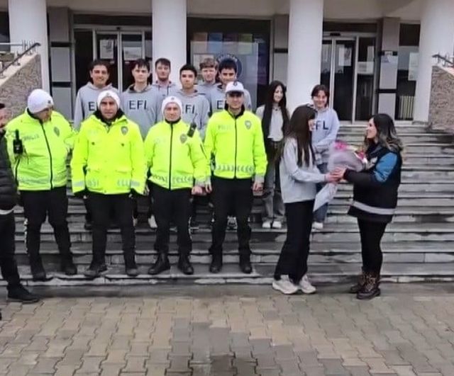 Erzincan Fen Lisesi'nden Polis Haftası sürprizi: Kavga ihbarı pastalı kutlamaya dönüştü