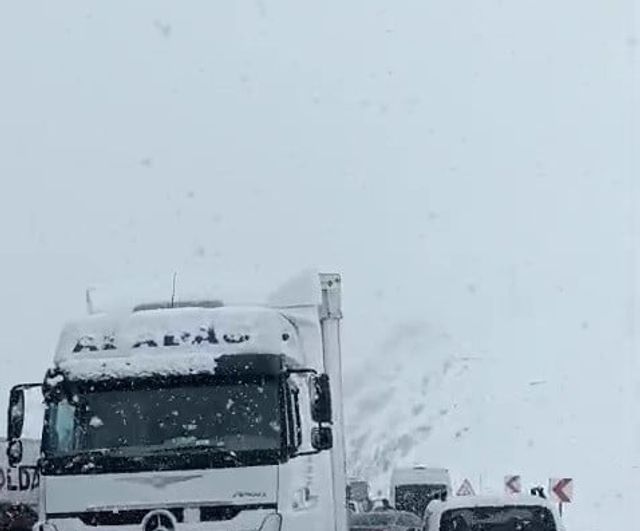 Erzurum'da yoğun kar yağışı ulaşımı aksattı