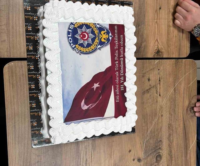 Erzurum Teknik Üniversitesi öğrencilerinden Türk Polis Teşkilatı'nın 181. yılına anlamlı sürpriz