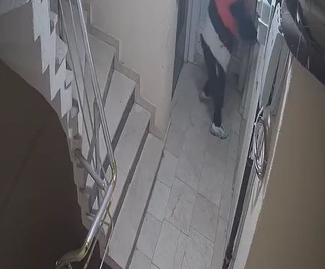 Esenyurt’ta hırsızlık girişimi: Kapıyı açamayan şüpheli koridora tuvaletini yaptı