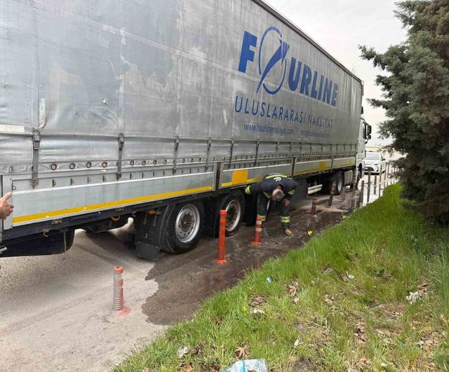 Eskişehir'de Lastiği Patlayan Tır, İtfaiyenin Hızlı Müdahalesiyle Kurtarıldı