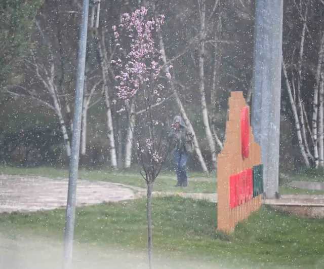 Eskişehir'de Nisan Sağanakları: Anadolu Üniversitesi'nde Şemsiye ve Kapüşon Görüntüleri