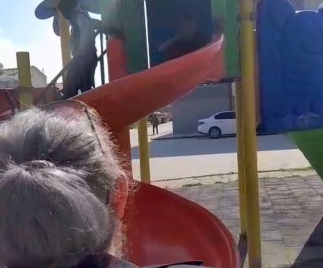 Eskişehir Yeşiltepe Parkında Sigara İçen Çocuklar: Muhtarın Müdahalesi Kameraya Yansıdı