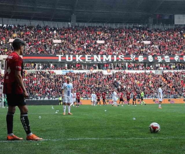 Eskişehirspor 4-0 Kütahyaspor — Kröhn iki golle öne geçti, kırmızı kart maçın seyrini etkiledi