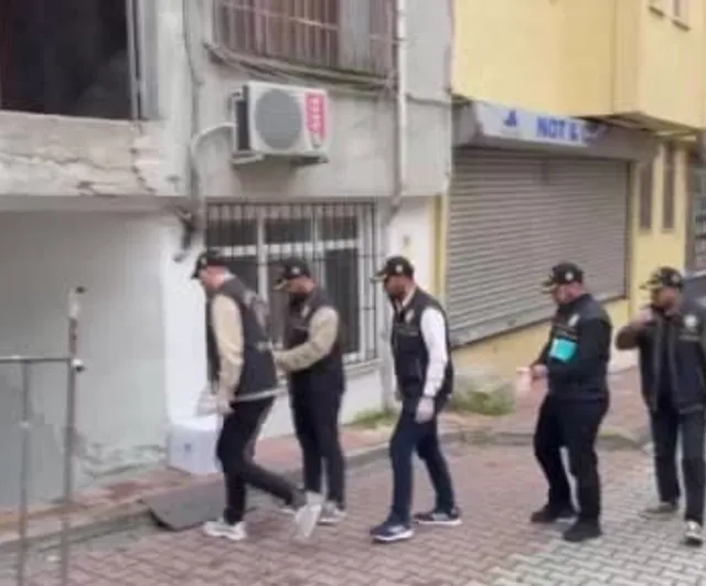 Fatih'te sahte altın atölyesine operasyon: 1 şüpheli gözaltında, 472 sahte altın ele geçirildi