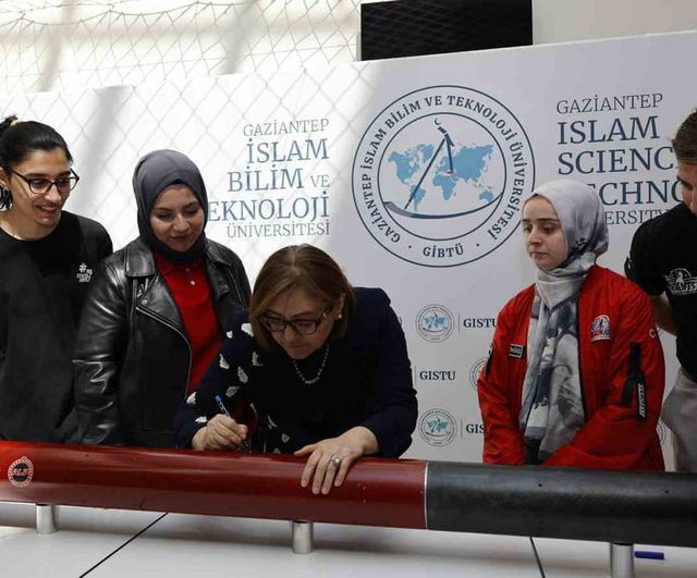 Fatma Şahin, GİBTÜ teknoloji takımları ve kadın kaptanlarla bir araya geldi