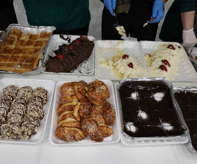 Fırat Üniversitesi'nde vize öncesi öğrencilere 150 çeşit ev yemeği ikramı