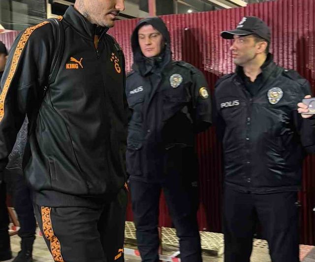 Galatasaray özel uçakla Trabzon'a geldi: Trabzonspor maçı öncesi kadro açıklandı