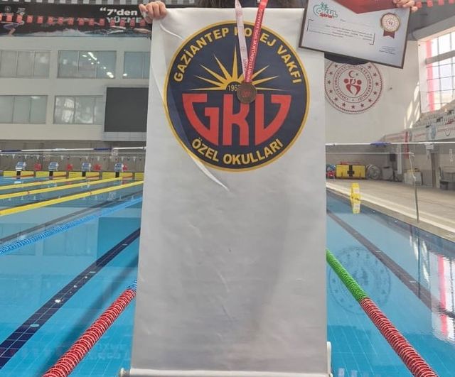 Gaziantep Kolej Vakfı öğrencileri Okullar Arası Yüzme İl Şampiyonası'nda çok sayıda derece elde etti