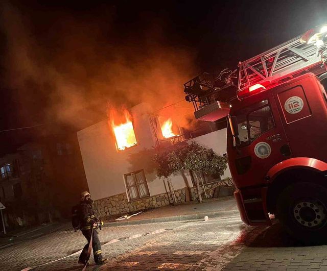 Gazipaşa’da iki katlı evde yangın: Dumandan etkilenen iki çocuk hastaneye kaldırıldı