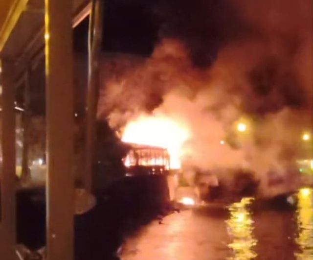 Gemlik Kurşunlu Sahili'nde gece yarısı kafe yangını kontrol altına alındı