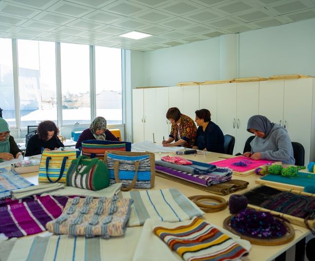 Gölbaşı'nda atıklar dokumaya dönüşüyor: Paylaşım Noktası'ndan Zübeyde Hanım Aile Yaşam Merkezi'ne