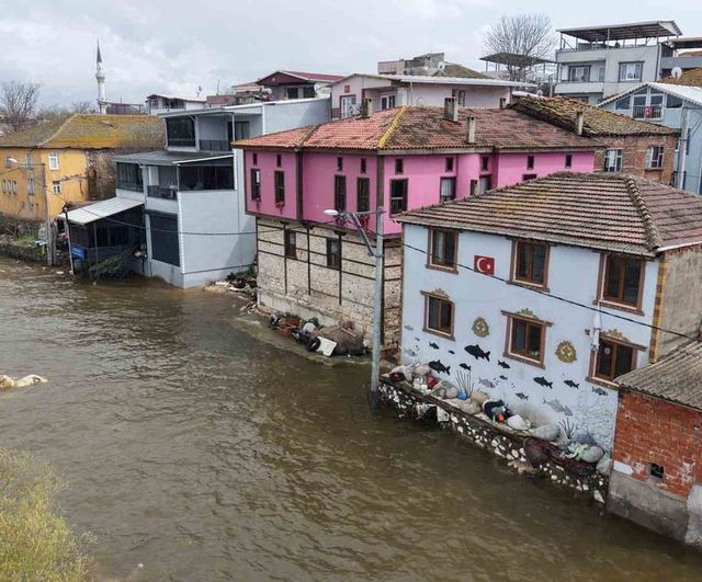 Gölyazı'nda turizm sezonu açıldı; Uluabat Gölü yükselince çevre yolları kapandı