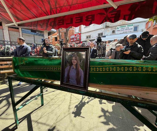 Görele'de taciz iddiasıyla gündeme gelen 16 yaşındaki Tuana Torun son yolculuğuna uğurlandı