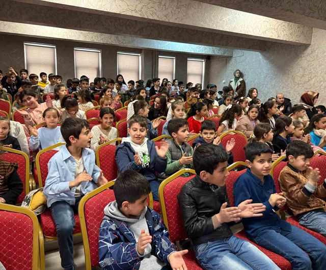 Halk Eğitim Tiyatrosu Şemdinli'de 'Seni Yaramaz Virüs' ile ilkokul öğrencilerini sahneyle buluşturdu