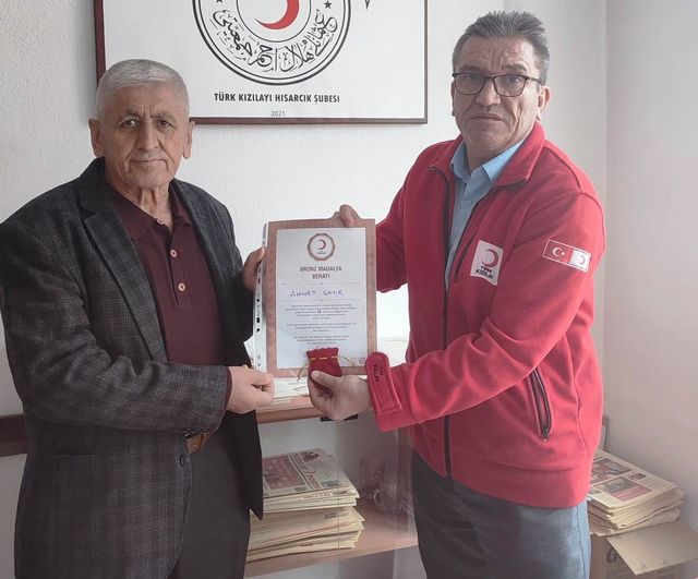 Hisarcık'ta 18. kez kan bağışı yapan esnafa Kızılay bronz madalya verdi