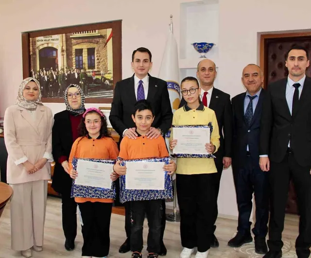 Hisarcık’ta Kütüphane Haftası: En çok kitap okuyan öğrencilere Kaymakam Erkan Atam ödül verdi