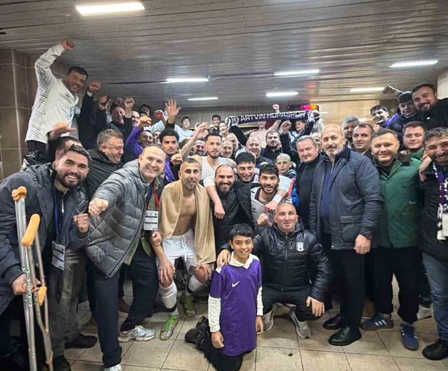 Hopa'da amatör maç öncesi taraftarlar kamyon kasasında stadyuma gitti