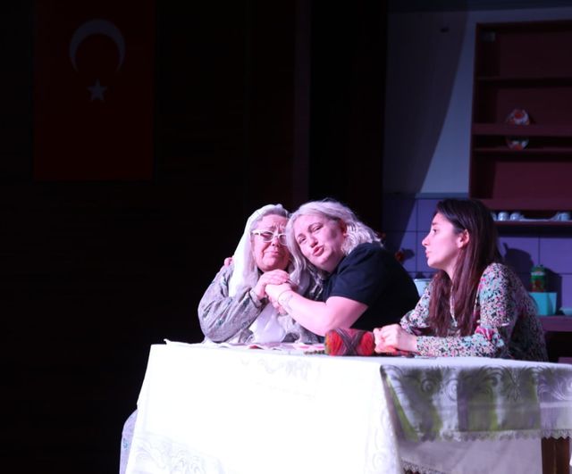 İnegöl Belediyesi Şehir Tiyatrosu "Kadın Sığınağı" sezon finalini yaptı