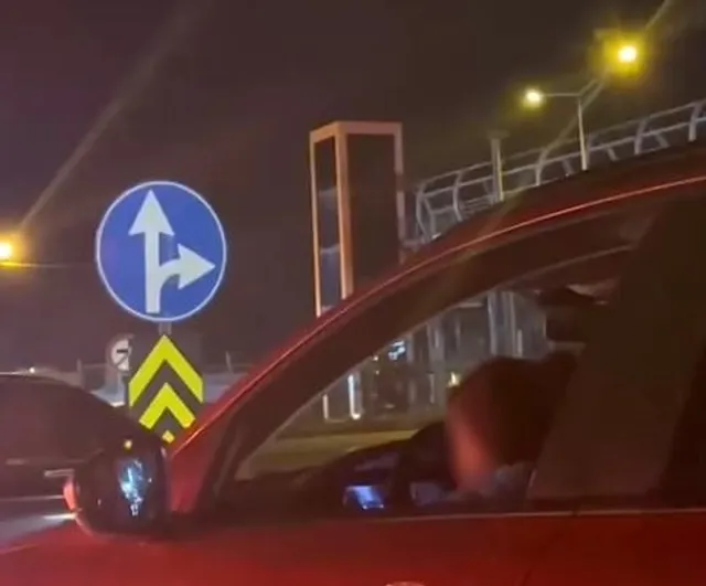 İnegöl'de Kucağında Çocukla Araç Kullanan Sürücü Tepki Topladı