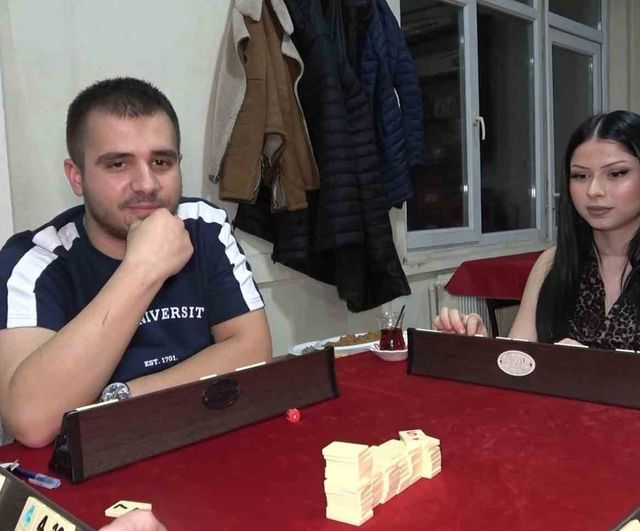 Isparta'da kıraathane kültürünü genişleten işletme: Kadınlar masa oyunlarıyla sosyalleşiyor