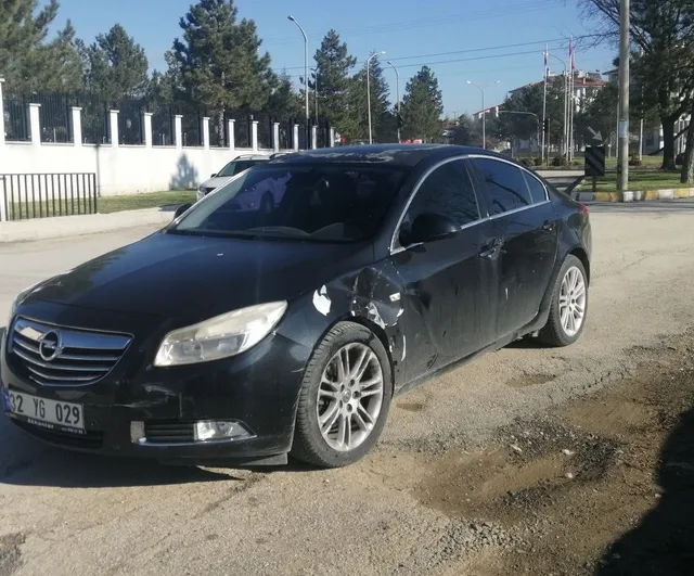 Isparta'da otomobil ile motosiklet çarpıştı; motosiklet sürücüsü bacağında kırıkla hastaneye kaldırıldı