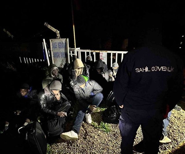 İzmir Foça’da 27 düzensiz göçmen kıyıda yakalandı