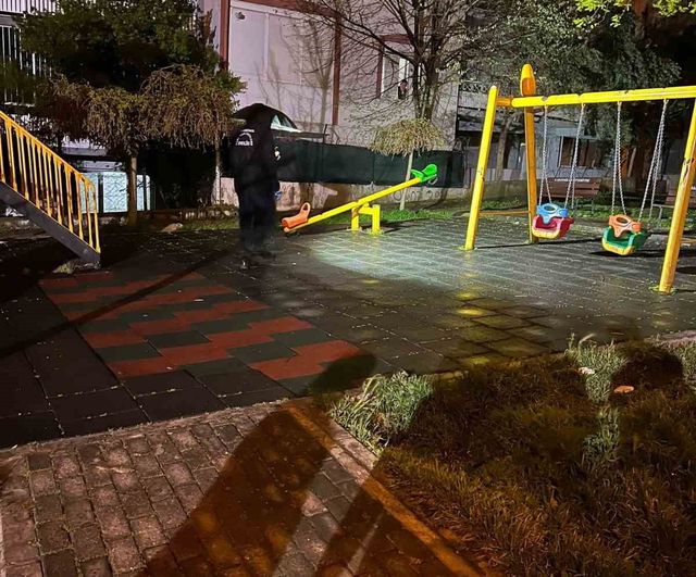 İzmir Karabağlar'da parkta oyun oynayan 2 yaşındaki çocuğa bıçaklı saldırı; şüpheli yakalandı