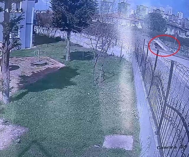 İzmit’te kamyonet demir korkulukları kırarak dereye düştü; sürücüye dakikalarca kalp masajı yapıldı