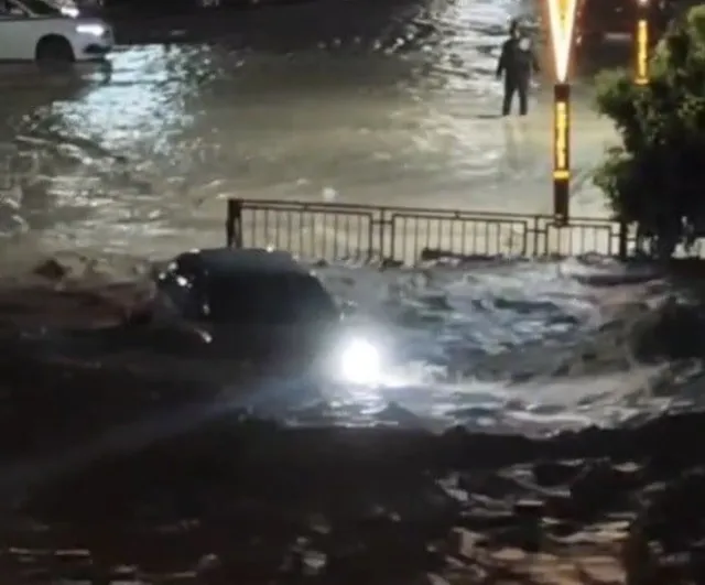 Kadirli’de selde sürüklenen otomobilin cep telefonu görüntüleri ortaya çıktı; 2 kişi yaşamını yitirdi