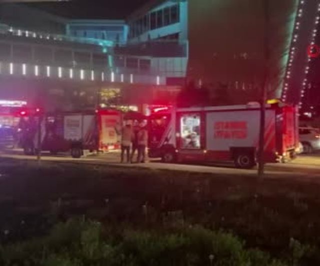 Kağıthane'de alışveriş merkezindeki mağazada yangın: Çalışan ve müşteriler tahliye edildi