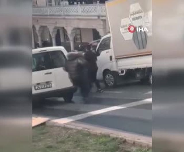 Kağıthane'de yol verme tartışması bıçaklı kavgaya dönüştü; saldırı anları cep telefonu kamerasında