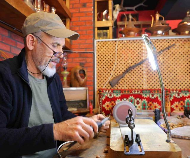 Kahramanmaraş’ta emekli memur Mustafa Çot, amatör torna ile el emeğini sanata dönüştürüyor