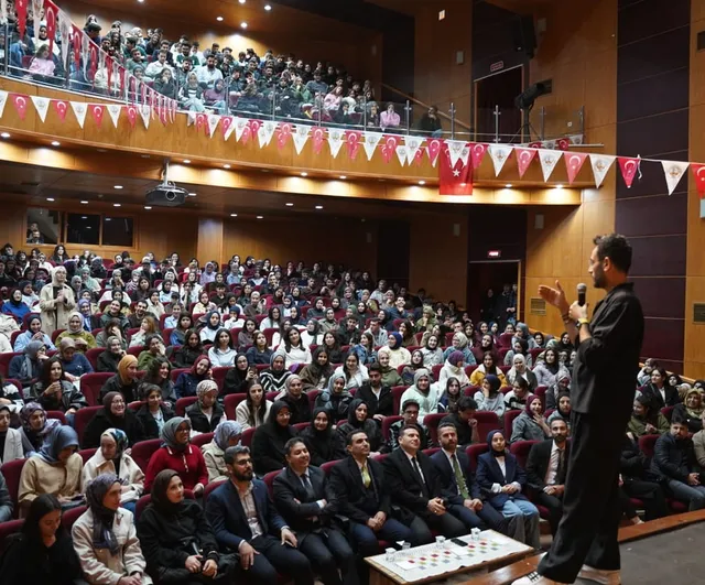 Kahta Belediyesi, YKS'ye Hazırlanan Öğrencilere Danışmanlık Semineri Düzenledi