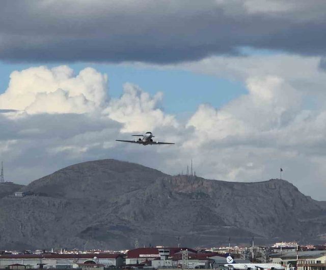 Kalp hastası bebek ambulans uçakla İstanbul Ümraniye Eğitim Araştırma Hastanesine sevk edildi