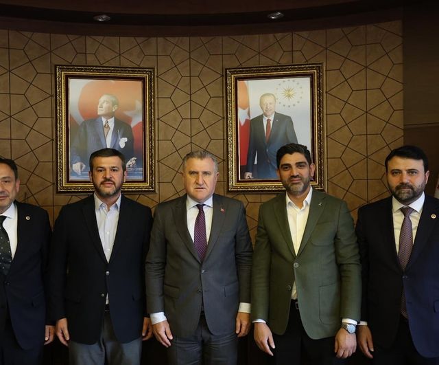 Karabük heyeti Gençlik ve Spor Bakanı Osman Aşkın Bak'ı ziyaret etti