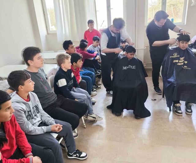 Karacabey Bronz Bay-Bayan Güzellik Salonu, Sincansarnıç Ortaokulu'nda 23 Nisan Öncesi Ücretsiz Saç Kesimi Düzenledi