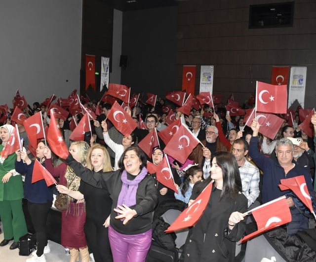 Karacabey'de 'Kahramanlık Türküleri Konseri' Ergün Koç Kültür Merkezi'ni doldurdu