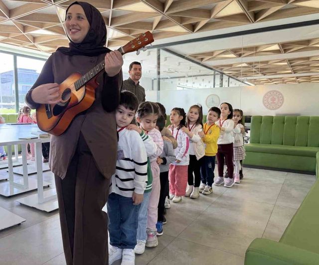 Kartepe'de okul öncesi çocuklar Kütüphaneler Haftası'nı müzikli masallarla kutladı