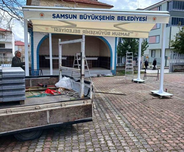 Kavak'taki camilere kurulan çift açılır tente sistemi mahalleliyi memnun etti