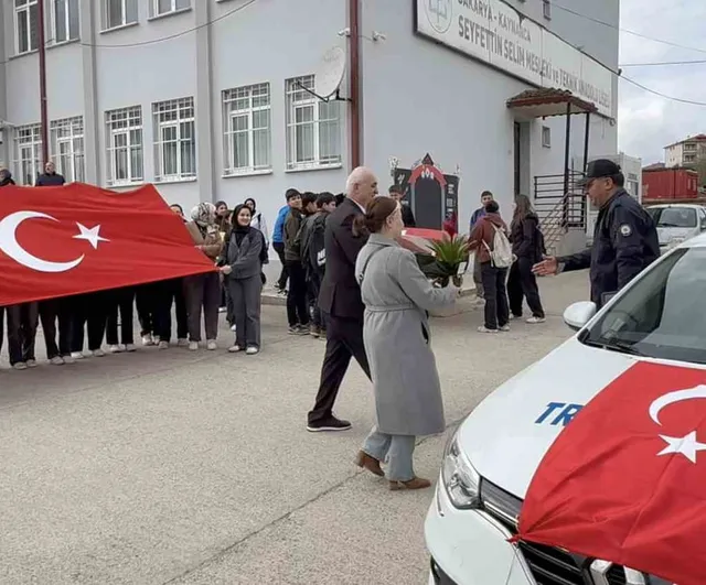 Kaynarca'da kavga ihbarıyla gelen polisler, lise öğrencileri ve öğretmenlerce çiçek ve bayraklarla karşılandı