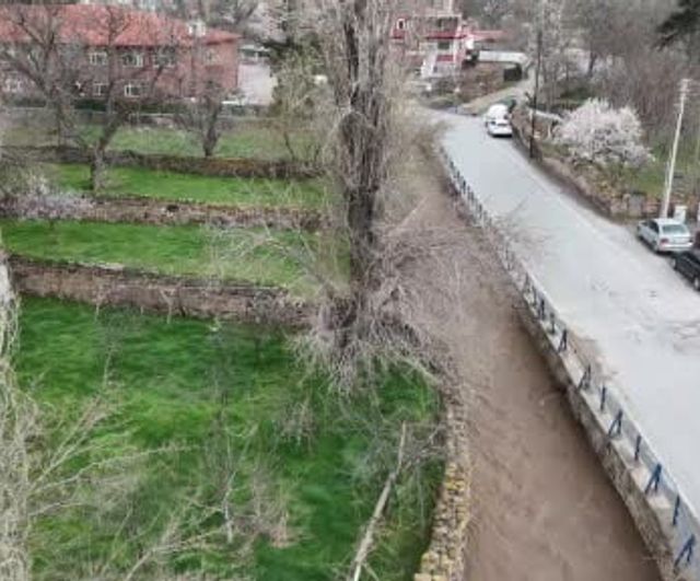 Kayseri'de sağanak yağışlar sulama kanallarını coşturdu: Baharla birlikte görsel şölen