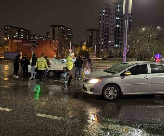 Kayseri Kocasinan'da iki otomobil çarpıştı: Tofaş'ın ön kısmı hasar gördü