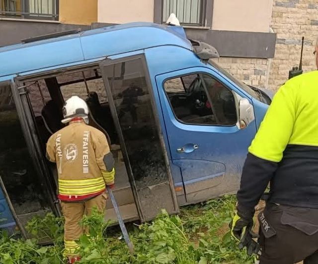 Kırıkhan'da minibüs devrildi: 2 kişi yaralandı