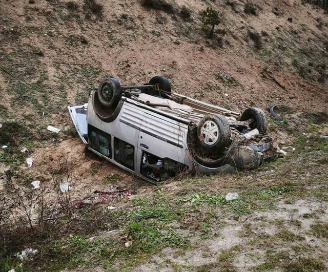Kırıkkale'de hafif ticari araç takla attı: Aynı aileden 4 kişi yaralandı