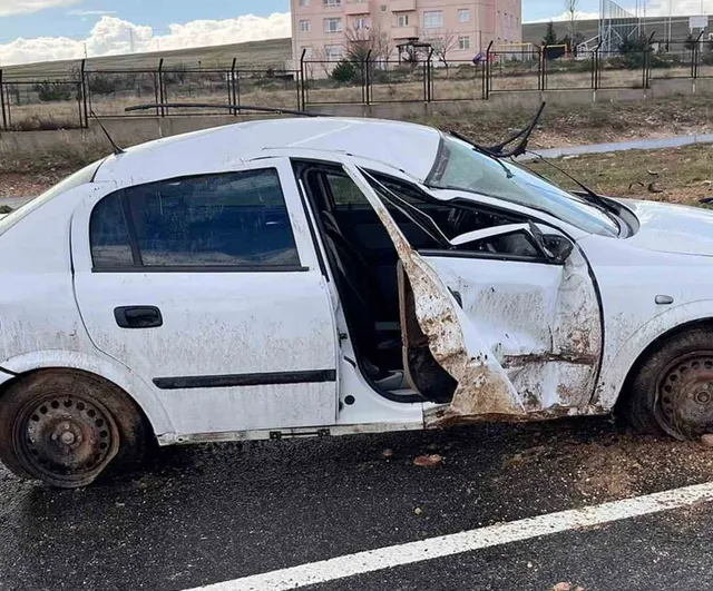 Kırıkkale'de yağmur nedeniyle kayganlaşan yolda takla atan otomobil: 2 yaralı
